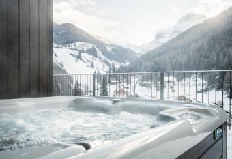Hotel Alcialc has rooms with a private hot tub