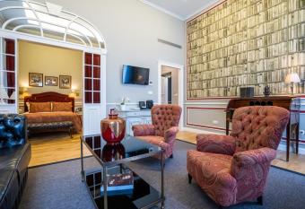 Grande Hotel do Porto has rooms with a private hot tub