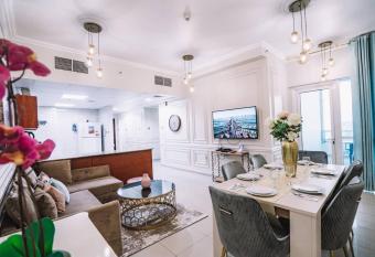 Two Continents Holiday Homes - Elegant Pearl of Marina has rooms with a private hot tub