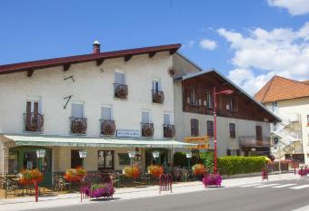 H  tel de la Poste has Balcony rooms