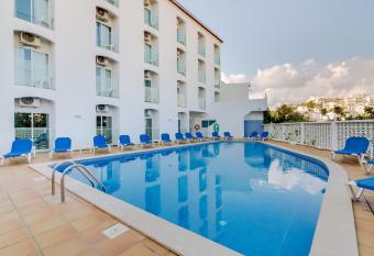 Vila Recife Hotel allows 18 year olds to book a room