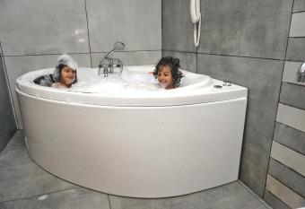 La Niebla Farm Resort allows 18 year olds to book a room