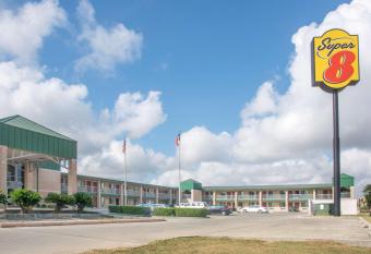 Super 8 by Wyndham Seguin has Smoking rooms