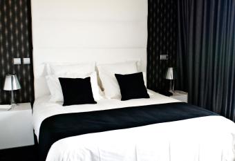 Lutecia Smart Design Hotel has rooms with a private hot tub