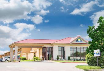 Days Inn by Wyndham Joplin has Smoking rooms