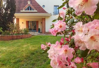 La Closerie has Balcony rooms