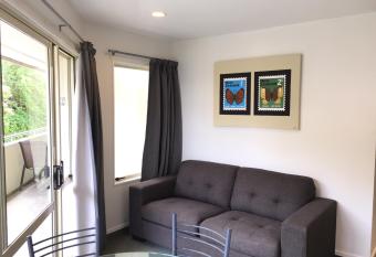 Baycourt Lakefront Motel has Balcony rooms