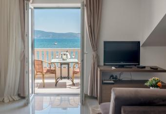 Grifone Coastline has Balcony rooms