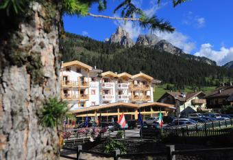 Hotel Chalet Alaska has Balcony rooms