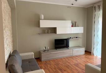 Luminoso e ampio trilocale vicino San Raffaele allows 18 year olds to book a room