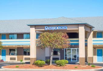 Days Inn by Wyndham Dayton Huber Heights Northeast has rooms with a private hot tub
