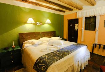 Hotel La Posada de San Antonio has rooms with a private hot tub