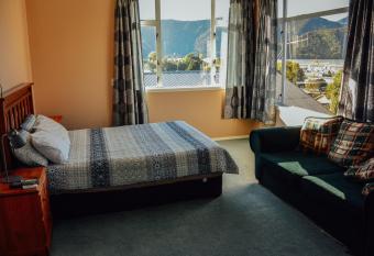 Blue Moon Lodge has rooms with a private hot tub