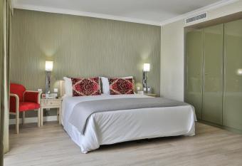 Olissippo Marques de Sa allows 18 year olds to book a room