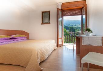 Albergo Sayonara has Balcony rooms