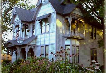 Carleton House Bed and Breakfast has Balcony rooms