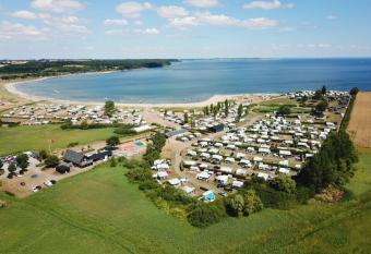 Vik  r Strand Camping & Cottages allows 18 year olds to book a room