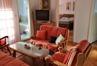 Trosoban stan u Zenici allows 18 year olds to book a room