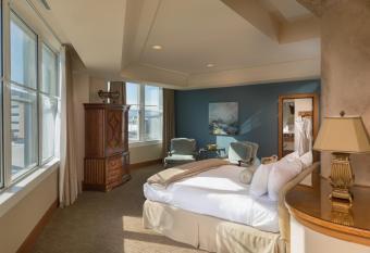 Haywood Park Hotel Ascend Hotel Collection has rooms with a private hot tub