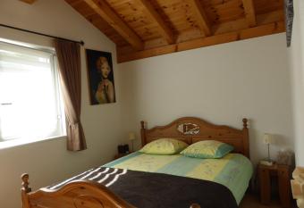 B&B Les Acacias has rooms with a private hot tub