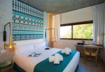 Casual Inca Porto allows 18 year olds to book a room