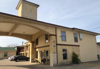 Pinn Road Inn and Suites allows 18 year olds to book a room