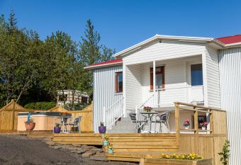 Fagrahl  d Guesthouse has rooms with a private hot tub