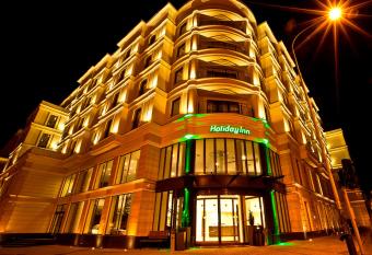 Holiday Inn     d  , an IHG Hotel allows 18 year olds to book a room