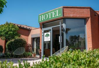 H  tel & S  minaire Le Patio Occitan - Toulouse Ouest - Francazal has Balcony rooms