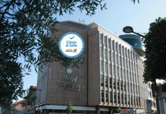 Hotel Dighton allows 18 year olds to book a room