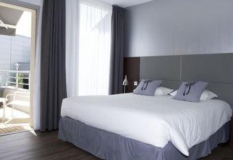 Hype H  tel allows 18 year olds to book a room