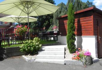 H  tel Restaurant Le Moschenross allows 18 year olds to book a room