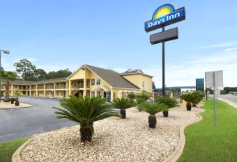 Days Inn by Wyndham Alma has Smoking rooms