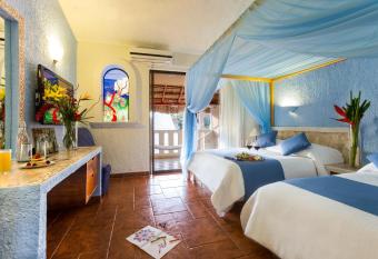 Chez Waffle Hotel has Balcony rooms