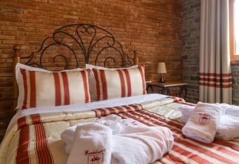 Hotel Restaurant Emblema has rooms with a private hot tub