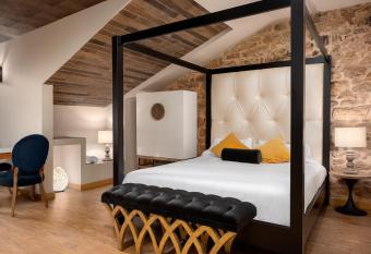 SUITE 1907 AVILES has rooms with a private hot tub