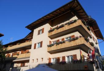 Albergo Genzianella has Balcony rooms