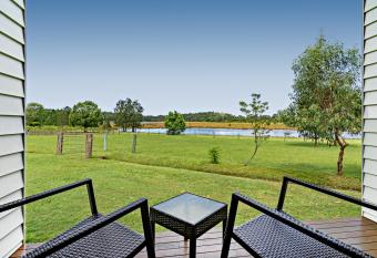 Narangba Motel (formerly Brisbane North B&B and Winery) has Balcony rooms