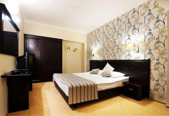 Best Western Plus Lido Hotel has rooms with a private hot tub