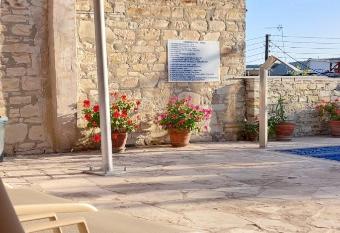 Anesi House has rooms with a private hot tub