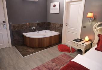 Kartepe K    k   allows 18 year olds to book a room