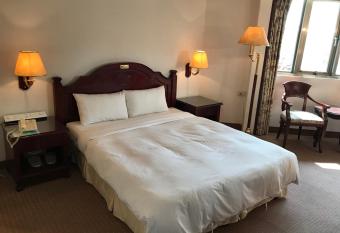 Sunrise Hotel has rooms with a private hot tub