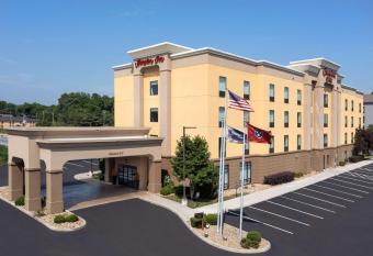Hampton Inn Knoxville/Clinton I-75 allows 18 year olds to book a room