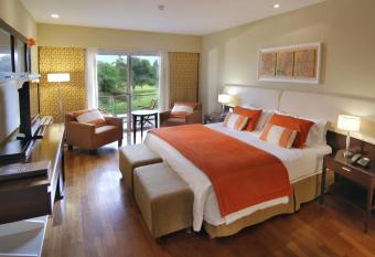 Altos de Belgrano Hotel Caba  as Golf y Spa has rooms with a private hot tub