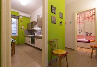 Central, fully equipped 2 bedroom flat (Bulevard) allows 18 year olds to book a room