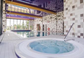 Apartamenty 5 m  rz has rooms with a private hot tub