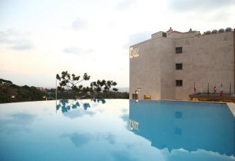 The Ray Hotel and Studios allows 18 year olds to book a room