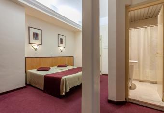 Residencial Horizonte allows 18 year olds to book a room