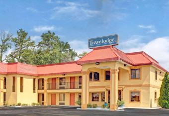 Travelodge by Wyndham Forest Park Atlanta South has Smoking rooms