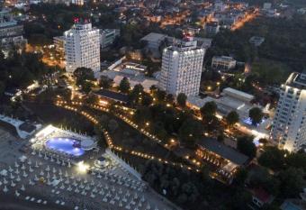 Complex Hotelier Steaua de Mare - Hotel Delfinul allows 18 year olds to book a room